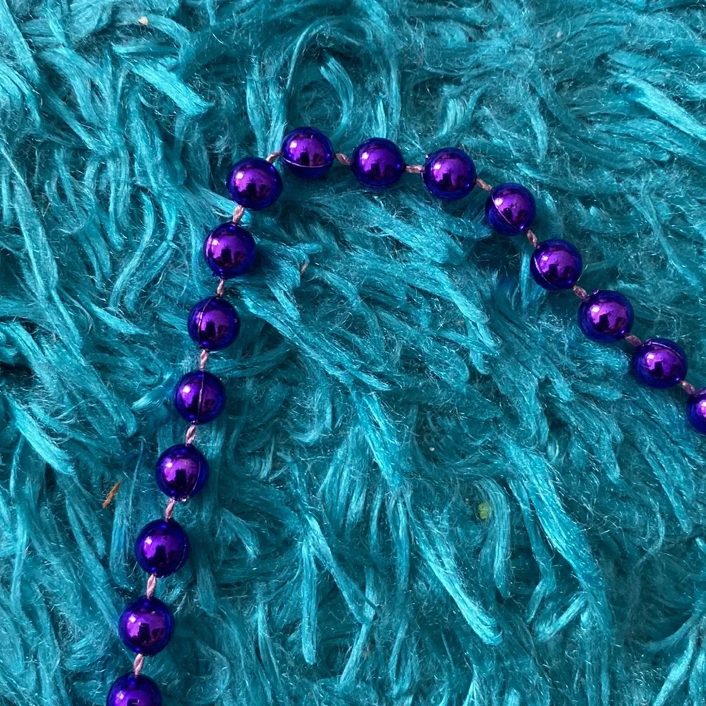 Purple plastic spherical beads necklace - Picture 2 of 8